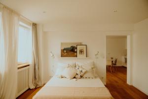 ein weißes Schlafzimmer mit einem Bett und einem Fenster in der Unterkunft Am Alsterpark in Hamburg