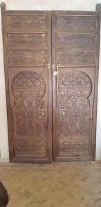 - deux portes en bois dans une pièce dans l'établissement Riad Dar Bergui, à Ouarzazate