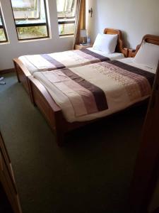 Łóżko lub łóżka w pokoju w obiekcie Crown Suites Ltd Mbale