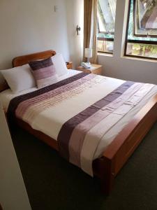 Postel nebo postele na pokoji v ubytování Crown Suites Ltd Mbale