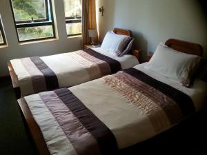 Ένα ή περισσότερα κρεβάτια σε δωμάτιο στο Crown Suites Ltd Mbale
