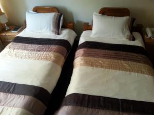 Ένα ή περισσότερα κρεβάτια σε δωμάτιο στο Crown Suites Ltd Mbale