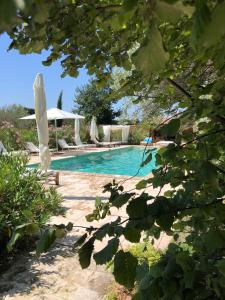 Swimmingpoolen hos eller tæt på Bastide du régent