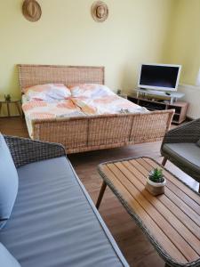 Postel nebo postele na pokoji v ubytování Urlaub für die Seele - Erholung Pur in der Natur - Ferienhaus mit Infrarotkabine & RELAX-Raum