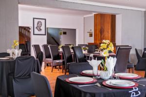 A restaurant or other place to eat at Khayalami Hotel - Ermelo
