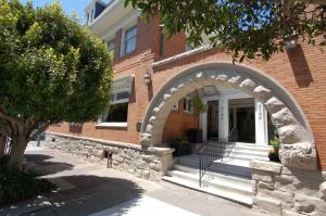 un edificio de ladrillo con un arco delante de él en Jackson Court en San Francisco