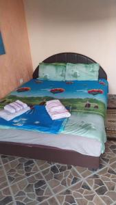 Una cama en una habitación con toallas. en MonoLiza, en Utjeha
