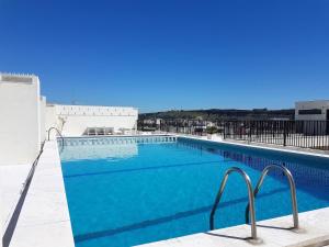 una gran piscina en la parte superior de un edificio en Caparica Luxury Apartment by HOST-POINT, en Costa da Caparica