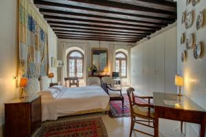 A bed or beds in a room at TRIBUNO Grand Canal