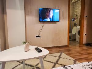 TV a/nebo společenská místnost v ubytování Sleep and drive Suites