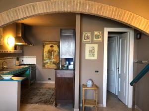 an entrance to a kitchen with an archway at Un passo avanti - One step closer in Fezzano