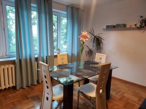 jadalnia ze stołem i krzesłami w obiekcie APART- salon z aneksem kuchenym, 2 sypialnie, łazienka w Szczecinie