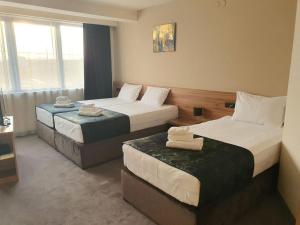 سرير أو أسرّة في غرفة في Hotel Aloha