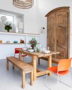 ein Esszimmer mit einem Holztisch und Stühlen in der Unterkunft l'Atelier des Milles Roches in Gordes