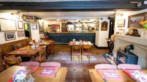 ミラーズ・デールにあるAnglers restのテーブルとバーのあるレストランのオーバーヘッドビュー