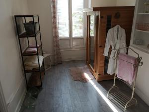 een kamer met een spiegel, een plank en een raam bij Le 43-3 avec sauna privatif in Le Puy en Velay