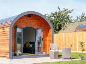 a small house with an archway in a yard at Withy Willows in Craven Arms