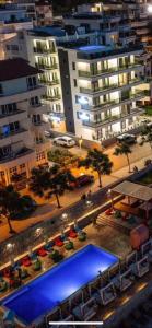 una gran piscina en una ciudad con edificios en APARTMENTS MERLIN, en Dobra Voda