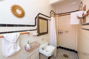un bagno con lavandino e specchio di Mala Vecindad Beer Hotel a Città del Messico
