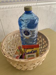 una botella de agua y un recipiente de comida en una cesta en Apartamento céntrico a 1km de la playa., en Puentedeume