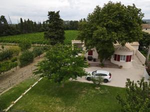 an aerial view of a house with a car parked in a driveway at La Bonbonne en Provence in Travaillan