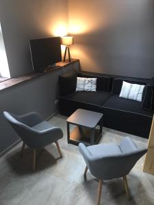 a living room with a couch and chairs and a table at Fachwerk-Maisonette-Wohnung -zur Tenne- in Rieste