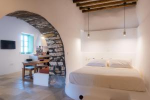 sypialnia z dużym łóżkiem i stołem w obiekcie Psarona Hospitality w mieście Cherronisos +37 zdjęć