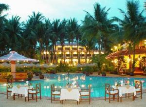 a resort with tables and chairs and a swimming pool at Vinh Suong Seaside Hotel and Resort in Mui Ne