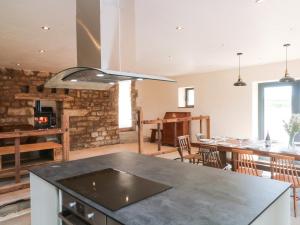 eine Küche mit einer Arbeitsplatte und ein Wohnzimmer in der Unterkunft Bowland Barn in Lancaster