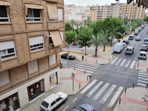埃爾切的住宿－Enrique Número 68，享有繁忙的城市街道的空中景致,设有汽车