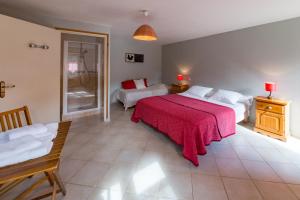 1 dormitorio grande con 2 camas y ventana en La Cle Des Champs en Saint-Pabu