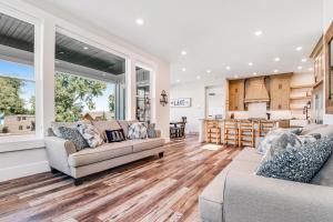 ein Wohnzimmer mit 2 Sofas und einer Küche in der Unterkunft Marina View at Daisy Bay in Garden City