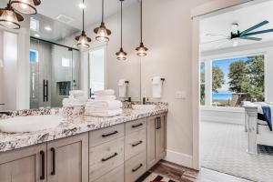 ein Badezimmer mit zwei Waschbecken und einem großen Spiegel in der Unterkunft Marina View at Daisy Bay in Garden City + 25 Fotos