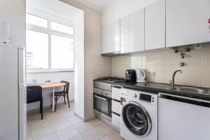 Kuchyň nebo kuchyňský kout v ubytování Lisboa Sweet Family Homestay