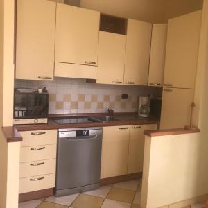 A kitchen or kitchenette at Appartement terrasse dans palace Belle Epoque