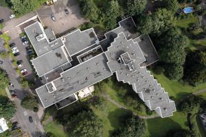 una vista aérea de un edificio con techo en Seminaris Hotel Bad Honnef, en Bad Honnef am Rhein