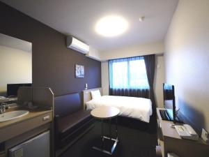 เตียงในห้องที่ Hotel Route-Inn Tome