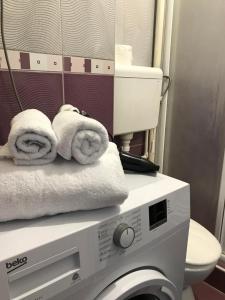 a washing machine with towels on top of it at Stan Na Dan in Novi Pazar