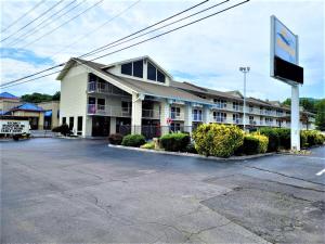 un edificio de hotel con un cartel delante en Briarstone Inn, en Pigeon Forge