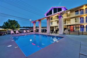 a swimming pool in front of a hotel at Briarstone Inn in Pigeon Forge