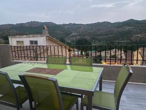 un tavolo e sedie su un balcone con vista di Casa del Caballo a Casas Altas