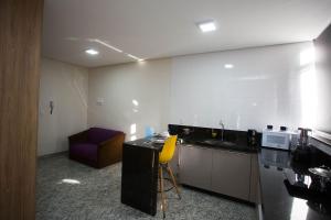 een keuken met een aanrecht en een stoel in een kamer bij LK Lourdes 8 in Belo Horizonte +7 foto's