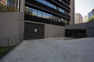 un gran edificio con un aparcamiento con garaje en LK Lourdes 8, en Belo Horizonte