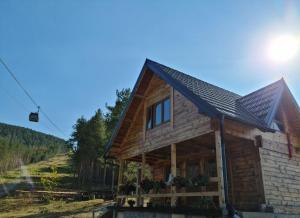una casa con techo solar encima en Tornik Brvnara Ljubojevic en Tornik