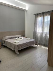 Un dormitorio con una cama con dos toallas encima. en Casa Aranci@verde, en Marsala
