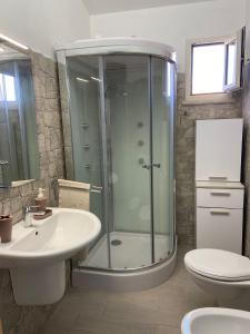 een badkamer met een douche, een wastafel en een toilet bij Casa Aranci@verde in Marsala