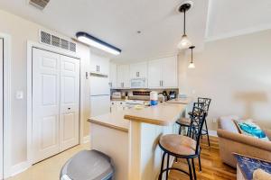 Summerhouse 402 في ميكسيكو بيتش: مطبخ وغرفة معيشة مع كونتر وكراسي