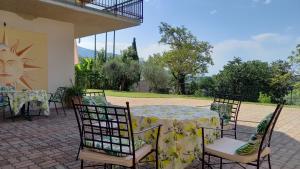 eine Terrasse mit einem Tisch und Stühlen auf einer Terrasse in der Unterkunft Ca' Mirta in Caprino Veronese