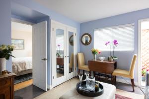 1 dormitorio con paredes azules y comedor con mesa. en The Green Ginger Guest House, en Los Ángeles