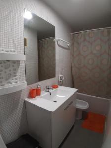 ベニドルムにあるApartment Mirador de NovaCalaのバスルーム(白い洗面台、鏡付)